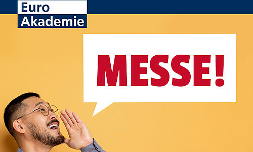 Die Aufschrift "Messe!" in roten Lettern befindet sich in einer weißen Sprechblase. Links unten ist der Kopf eines Mannes mit geöffnetem Mund zu sehen, der eine Hand wie zum Ausruf erhoben hat. Links oben befindet sich das Logo der Euro Akademie.