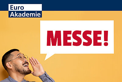 Die Aufschrift "Messe!" in roten Lettern befindet sich in einer weißen Sprechblase. Links unten ist der Kopf eines Mannes mit geöffnetem Mund zu sehen, der eine Hand wie zum Ausruf erhoben hat. Links oben befindet sich das Logo der Euro Akademie.