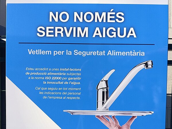 Fotografische Souvenirs vom Erasmus-Austausch in Barcelona Werbeschild eines Armaturenherstellers mit abgebildetem Wasserhahn.