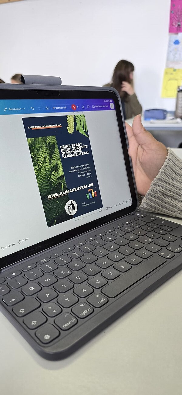 Blick auf den Bildschirm eines Laptops, auf dem die Website Klimaneutral angezeigt wird.