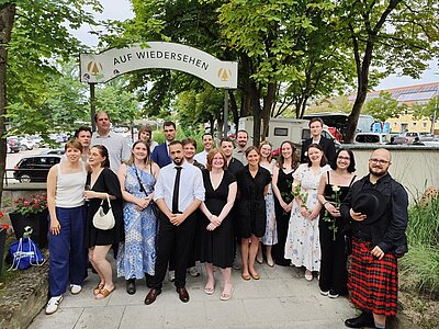 Gruppenbild der erfolgreichen Absolventinnen und Absolventen der Euro Akademie.