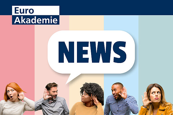 Werde Fremdsprachenkorrespondent*in! Die Aufschrift "News" in dunkelblauen Lettern steht in einer weißen Sprechblase. Darunter sind fünf Personen nebeneinander zu sehen, die sich alle eine Hand ans Ohr halten und überrascht schauen. Der Hintergrund ist bunt gestreift und links oben befindet sich das Logo der Euro Akademie.