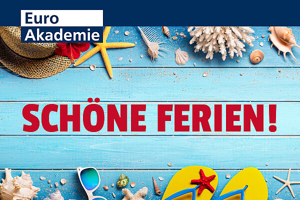 Ein Sonnenhut, Muscheln, ein Seestern, Korallen, eine Sonnenbrille, Flip-Flops liegen auf blauen Holzdielen. In der Mitte steht in roten Lettern "Schöne Ferien!". Links oben ist das Logo der Euro Akademie zu sehen.