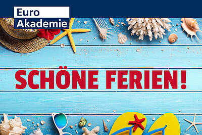Ein Sonnenhut, Muscheln, ein Seestern, Korallen, eine Sonnenbrille, Flip-Flops liegen auf blauen Holzdielen. In der Mitte steht in roten Lettern "Schöne Ferien!". Links oben ist das Logo der Euro Akademie zu sehen.