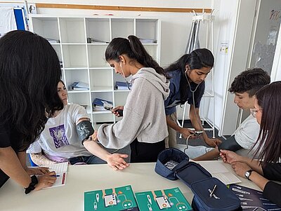 Auszubildende messen Blutdruck