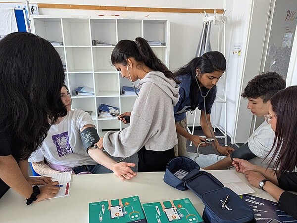 Auszubildende messen Blutdruck