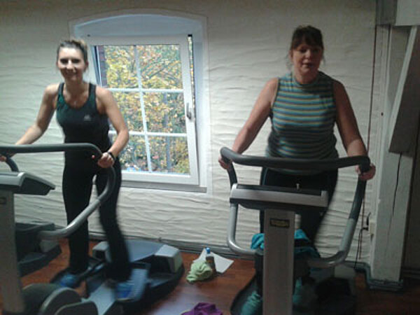 Angehende Altenpfleger im Fitnessstudio
