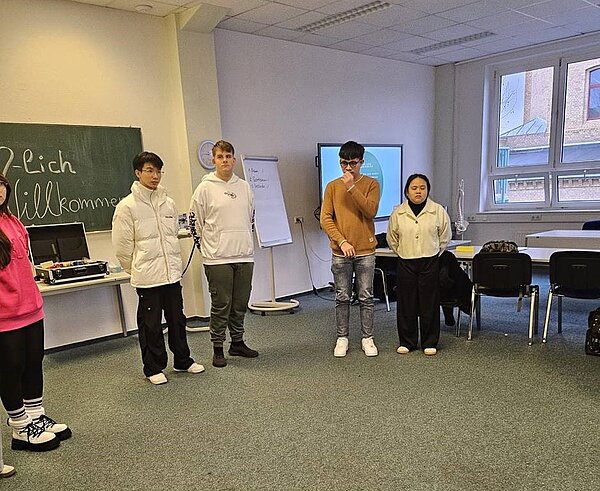 3. Gesundheitstag an der Euro Akademie Bitterfeld-Wolfen Schülerinnen und Schüler der Euro Akademie stehen im Klassenraum im Kreis.