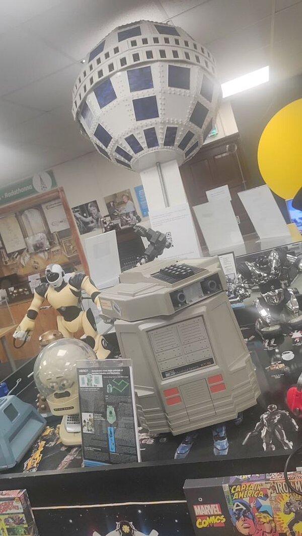 Modell eines futuristischen Raumschiffs und eines Roboters in einem Museum oder einer Ausstellung.