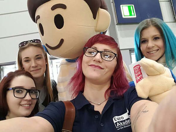 Auszubildende Physiotherapeuten auf Therapiemesse Leipzig
