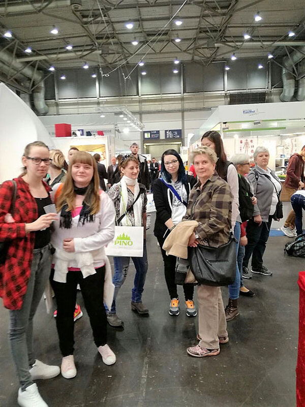 Auszubildende Physiotherapeuten auf Therapiemesse Leipzig