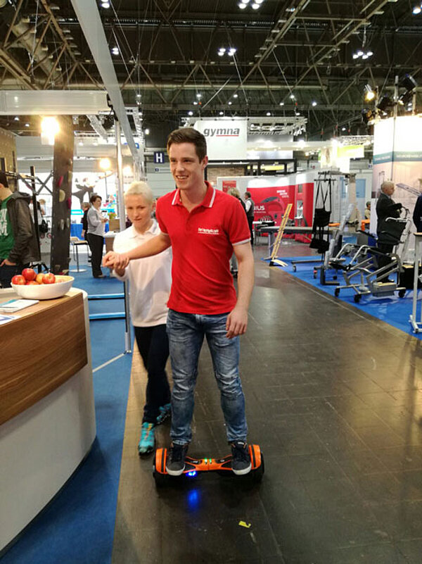 Auszubildende Physiotherapeuten auf Therapiemesse Leipzig