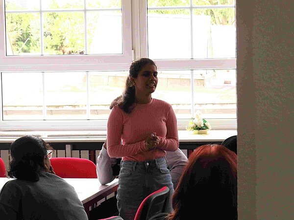 Auszubildende steht im Klassenzimmer