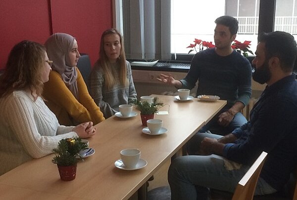 Gemütliche Feier in der Schulcafeteria