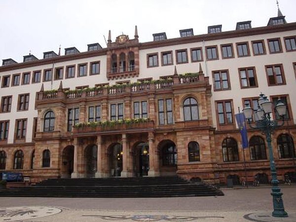 Kaufmännische Assistenten besuchen Hessischen Landtag