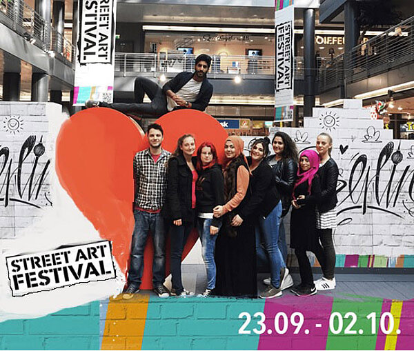 Sozialassistenten beim „Street Art Festival“ in den Borsighallen