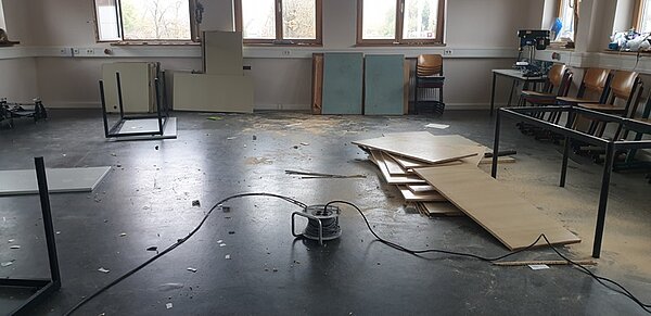 Kabeltrommel in einem großen ausgeräumten Werkraum.