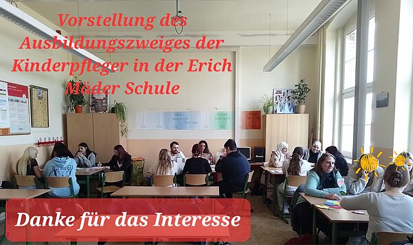 Ein Klassenzimmer mit mehreren Gruppen von Schülern, die sich an Tischen unterhalten oder basteln. Im Hintergrund hängen Lernplakate an der Wand. Ein über das Bild gelegter roter Text informiert über die Vorstellung des Ausbildungszweiges Kinderpflege an der Erich Mäder Schule. Unten steht: "Danke für das Interesse."