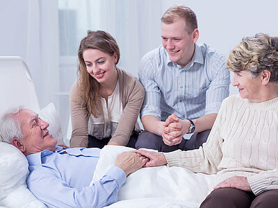 Eine emotionale Szene: Eine Familie besucht einen kranken Angehörigen im Krankenhaus, um Unterstützung und Liebe zu zeigen.