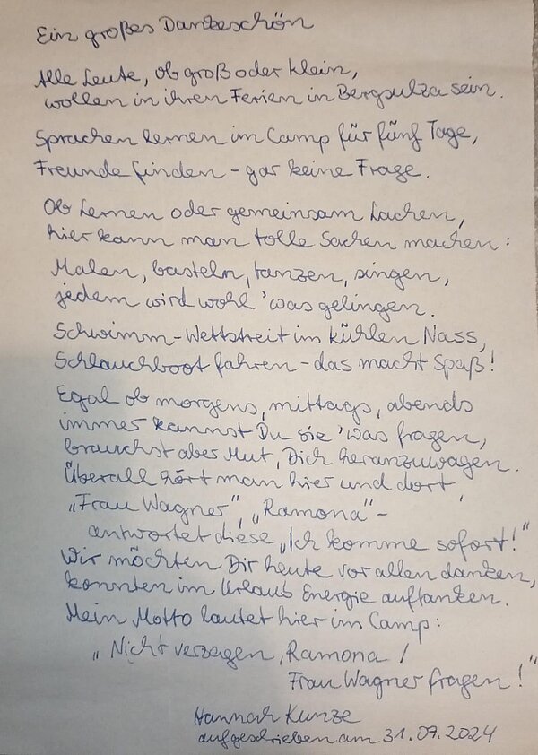 Sprachprojekte mit internationalem Flair Ein Blatt weißes Papier mit einem Text von Kugelschreiber geschrieben.