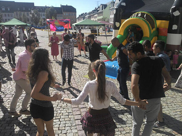 Auf gute Nachbarschaft! – Erzieher beim Begegnungsfest aktiv
