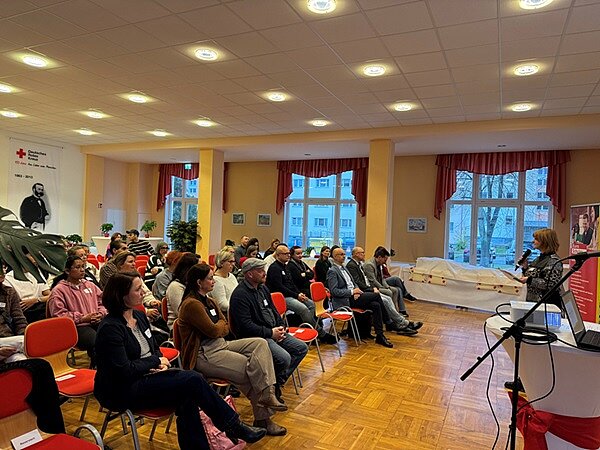 Menschen erfolgreich in Arbeit oder Ausbildung begleiten Teilnehmende der Ausbildungsmarktmentoren sitzen im großen Saal und hören Dr. Dippes Vortrags.