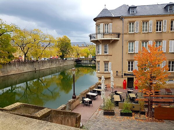 Schulfahrt nach Metz Blick auf die Mosel, mit angrenzenden Häusern.