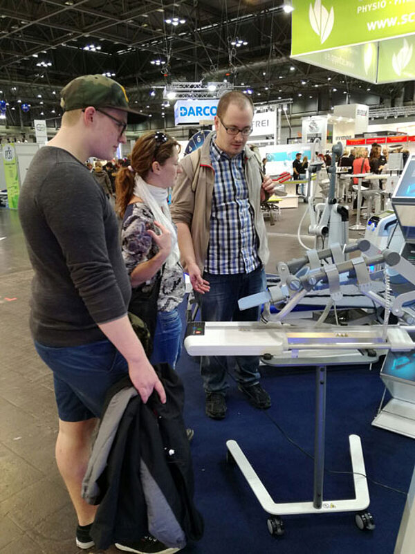 Auszubildende Physiotherapeuten auf Therapiemesse Leipzig