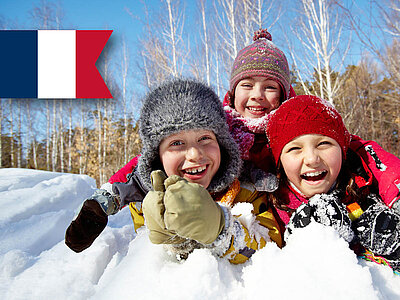 Kinder im Schnee, französische Flagge; eine verspielte, fröhliche Winterszene. 
