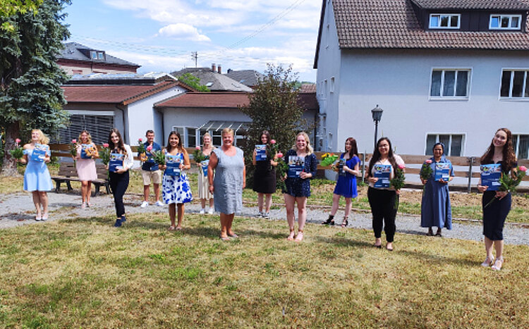 Erfolgreicher Abschluss der schulischen Ausbildung zum*r Erzieher*in