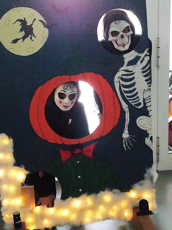 Halloween-Spektakel an der Euro Akademie Hohenstein-Ernstthal Zwei Schüler stecken ihre Gesichter durch die Halloween-Bildwand und posieren für ein Foto.