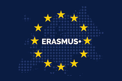 Die stilisierte Europäische Flagge mit dem Schriftzug ERASMUS+ in der Mitte. Hinter dem gelben Sternenkranz kann man noch gepunktet die Umrisse Europas erkennen.