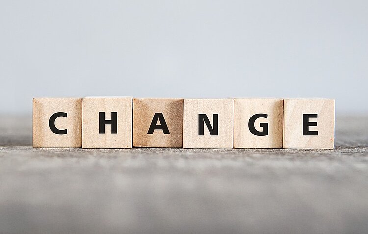 Hölzerne Cubes, auf denen das Wort Change steht.