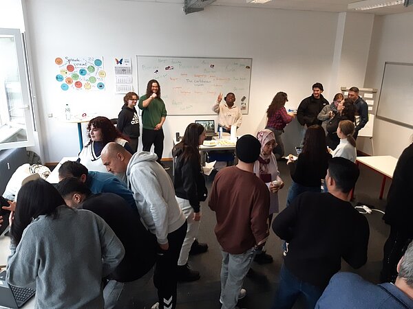 Der nächste Schritt zur Karriere: Career Week Beim Intercultural Day vermischen sich in einem Klassenzimmer die Schüler*innen der Euro Akademie mit den Teilnehmer*innen des Integrationskurses. Man unterhält sich und informiert sich an den verschiedenen Stationen zu den internationalen Regionen.