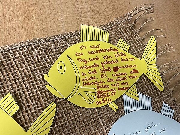 Berufsorientierung an der Euro Akademie Leipzig Selbst gebastelter Fisch aus Papier mit Dankesgrüßen von Schülern.