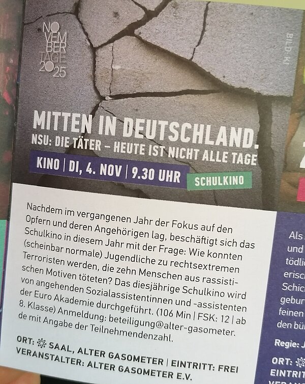 Plakat zur Ankündigung der Filmvorführung "Mitten in Deutschland" im Alten Gasometer. Konzipiert und erarbeitet von den Auszubildenden zu Sozialassistent*innen der Euro Akademie Zwickau. 