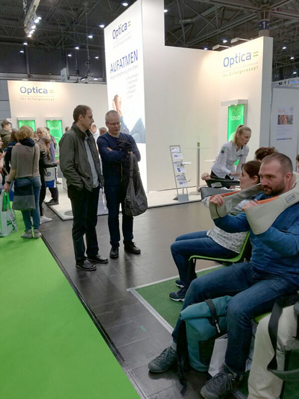 Auszubildende Physiotherapeuten auf Therapiemesse Leipzig