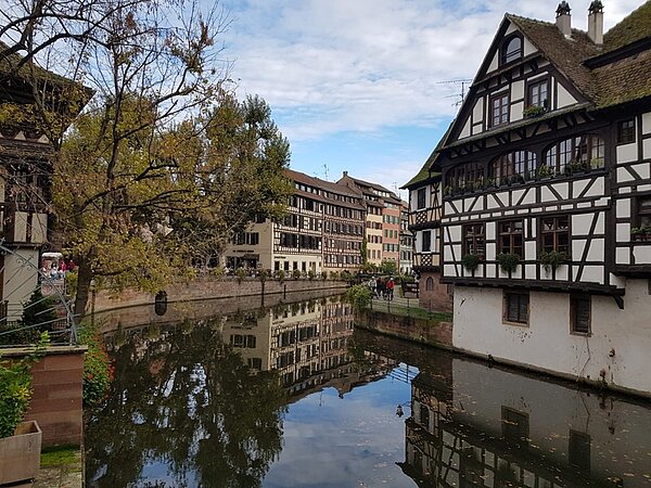 Sich auf den Fluss Ill mit Blick auf Fachwerkhäuser.