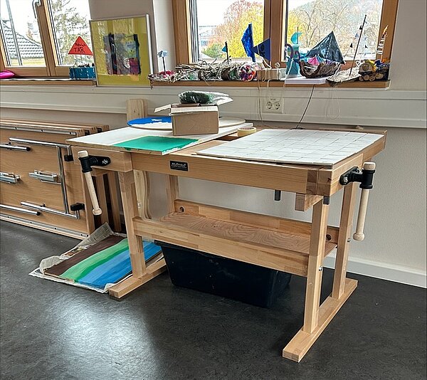 Neuer Werkbank aus hellem Holz.