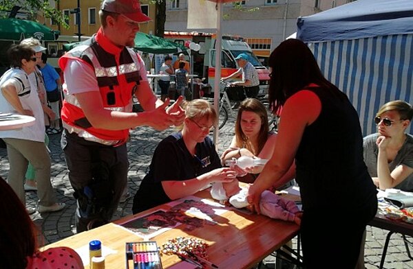 Reges Treiben auf dem Bitterfelder Seniorenmarkt