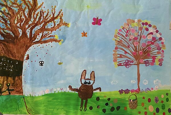 Vernissage in der Christopherus-Schule Ein bunt gemaltes Bild mit zwei Bäumen, einem Hasen, einer grünen Wiese, blauem Himmel und Schmetterlingen.
