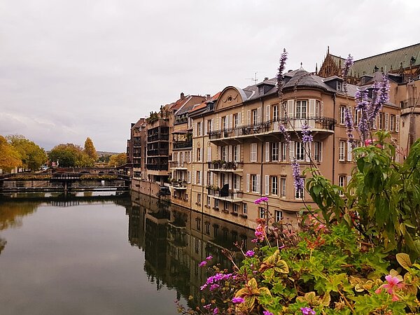 Schulfahrt nach Metz Blick auf eine schöne Häuserfassade an der Mosel in der Stadt Metz.