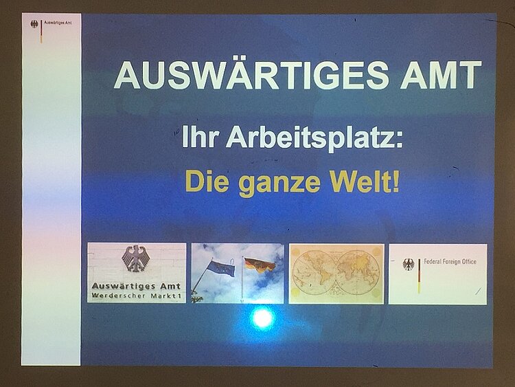„Ihr Arbeitsplatz: die ganze Welt!“