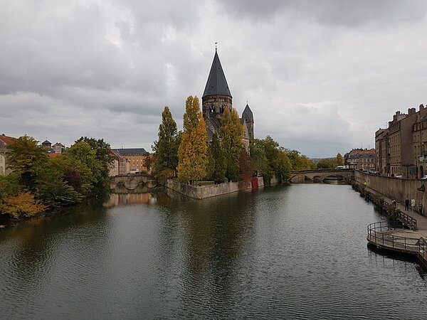 Schulfahrt nach Metz Blick auf die Kathedrale von der Wasserseite an der Mosel aus. Der Himmel ist grau und bewölkt und hüllt die Kathedrale in eine schöne Atmosphäre.