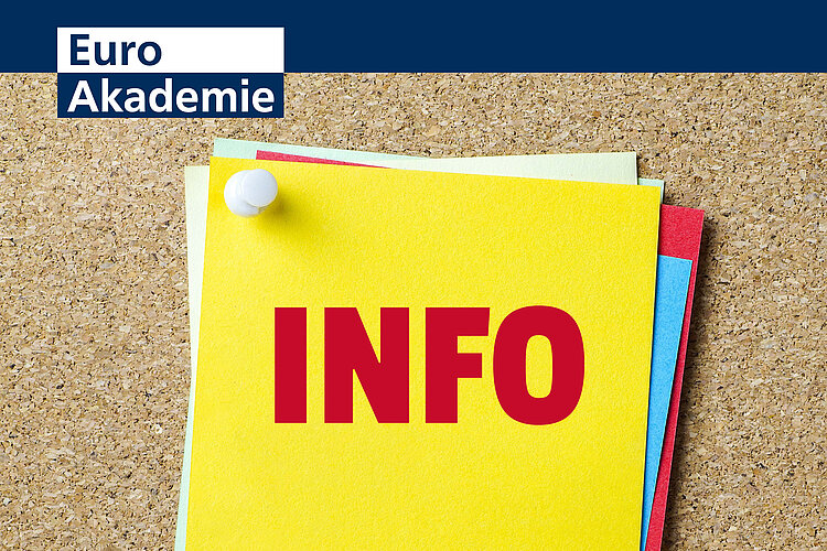 Die Aufschrift "Info" in großen roten Lettern steht auf einem gelben Zettel, der mit andern bunten Zetteln auf einer Pinnwand angepinnt ist.