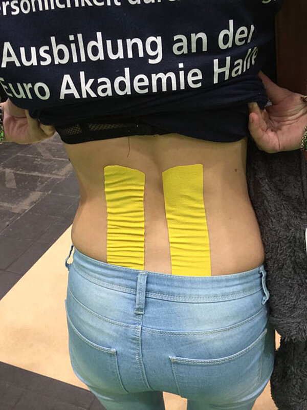 Auszubildende Physiotherapeuten auf Therapiemesse Leipzig