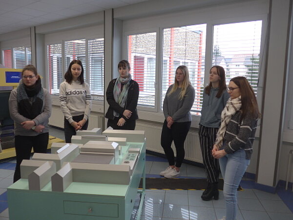 Schüler*innen besuchen Ausstellung "YOUNIWORTH"