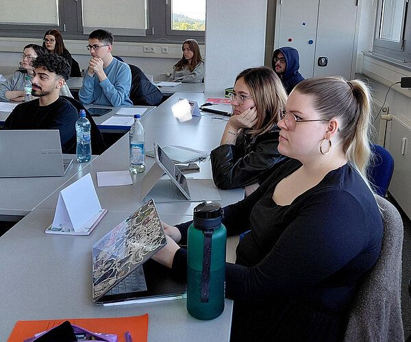 Euro Akademie Aschaffenburg will Klimaschule werden Nahaufnahme von Studierenden, die aufmerksam einer Unterrichtseinheit folgen. Vor ihnen liegen Laptops, Notizen und Trinkflaschen. Die Lernatmosphäre wirkt ruhig und konzentriert.