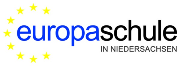Das Europaschulen Logo: Der gelbe Kreis der EU-Mitglieder als Sterne schwingt sich um in blau geschriebenes Wort Europa, dahinter in Schwarz das Wort Schule.