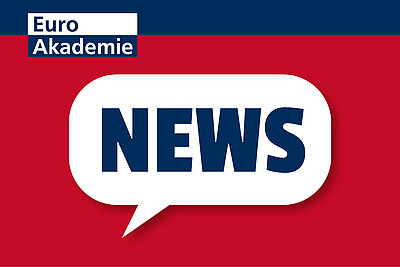 Die Aufschrift "News" in dunkelblauen Lettern steht in einer weißen Sprechblase. Der Hintergrund ist rot. Links oben befindet sich das Logo der Euro Akademie.